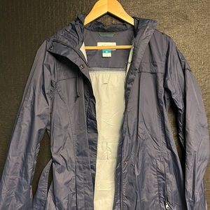 Women’s Columbia Packable Belted Rain Jacket, size Medium